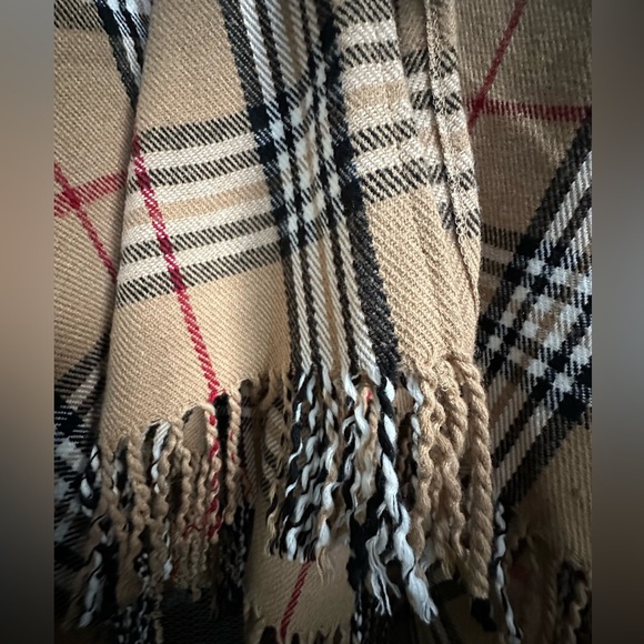 🛍️V. Fraas  Classic looking 100% Acrylic poncho gorgeous. - Picture 5 of 7